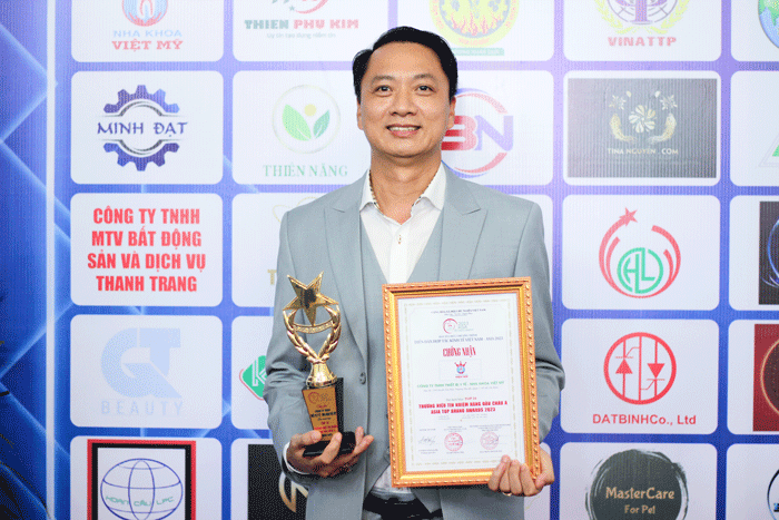 Ong-Ngo-Quang-Phuc-Tong-Giam-doc-Nha-khoa-Viet-My-nhan-giai-thuong